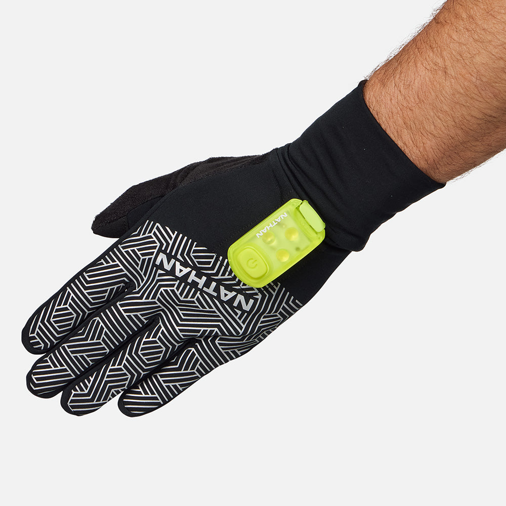nathan-hypernight-reflective-gloves-2-reflektierende-laufhandschuhe image 6