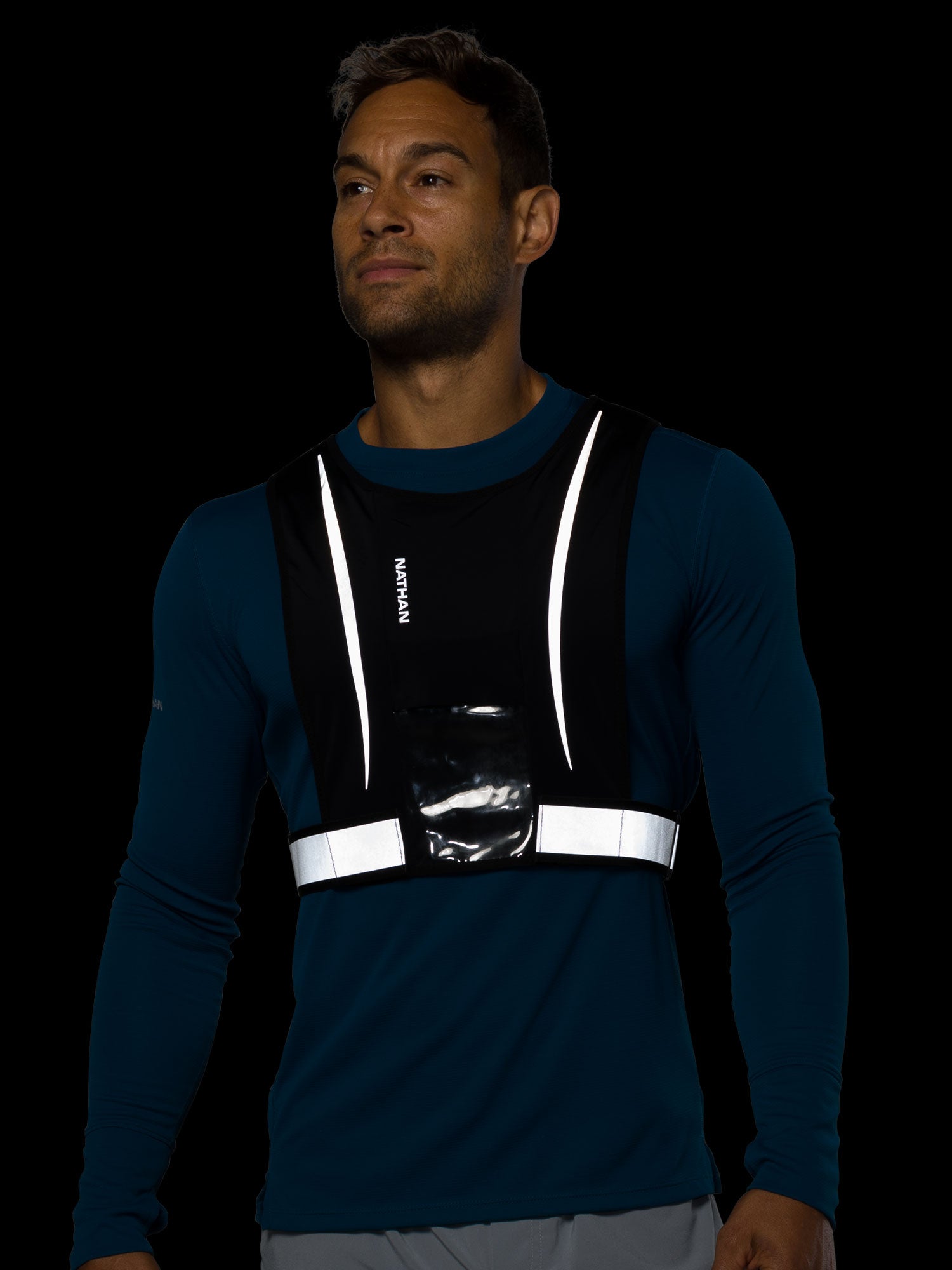 nathan-hypernight-reflective-stash-vest-reflektierende-laufweste-mit-handy-tasch image 7
