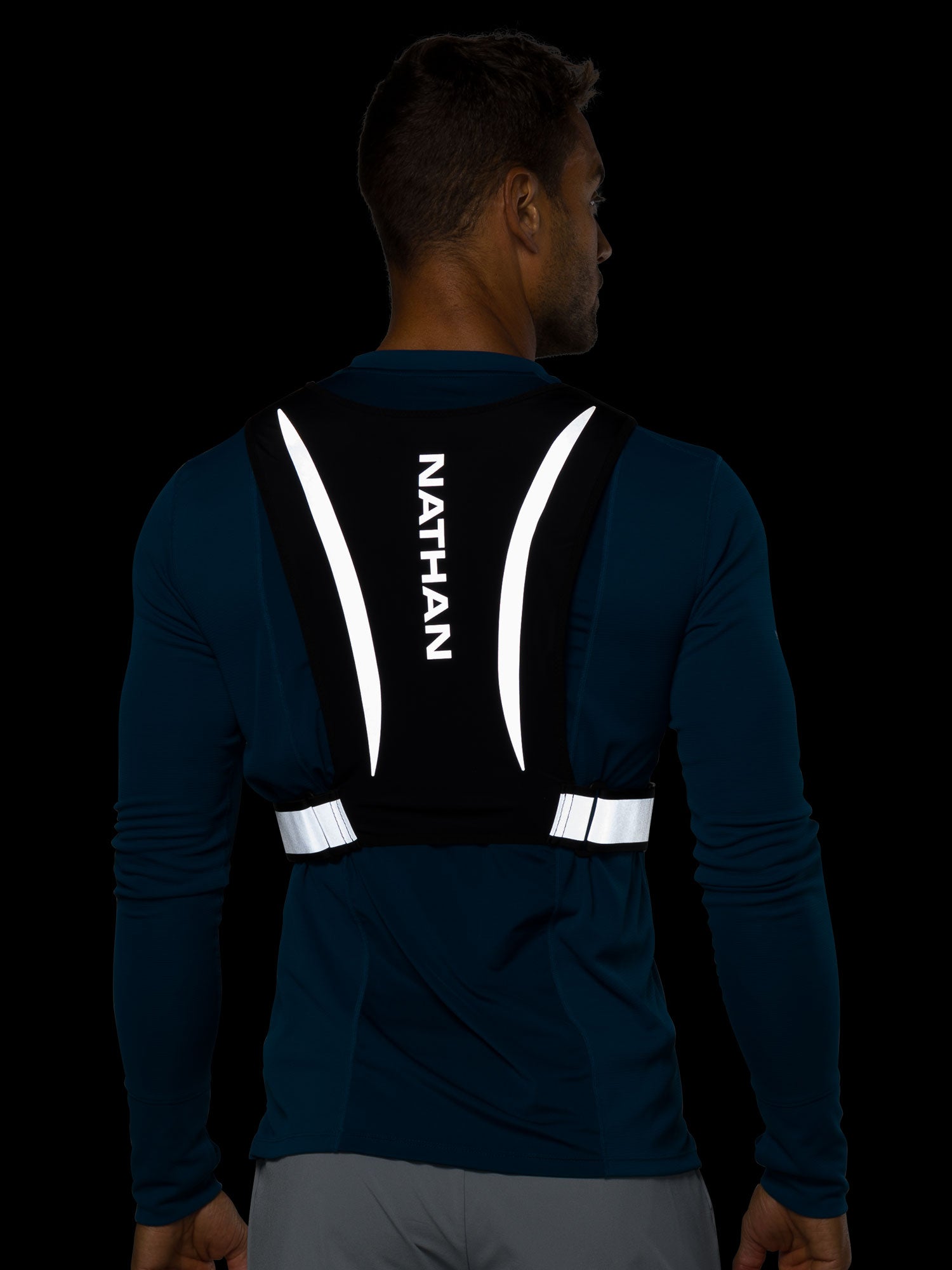 nathan-hypernight-reflective-stash-vest-reflektierende-laufweste-mit-handy-tasch image 8