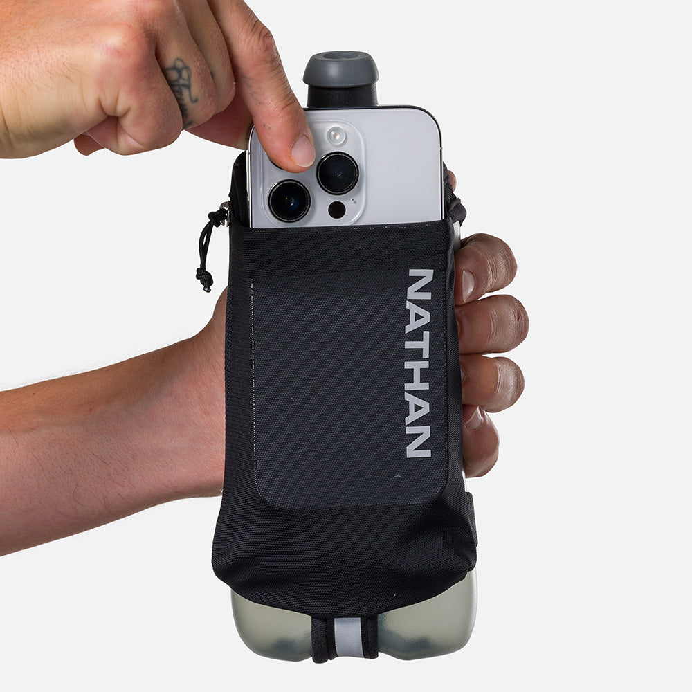 nathan-speeddraw-2-22oz-handheld-trinkflasche-mit-handy-tasche-650-ml image 8