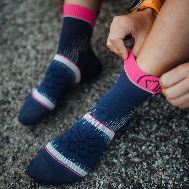 sidas-run-ultra-laufsocken-in-blau-pink-mit-grip-stabilisierung image 2